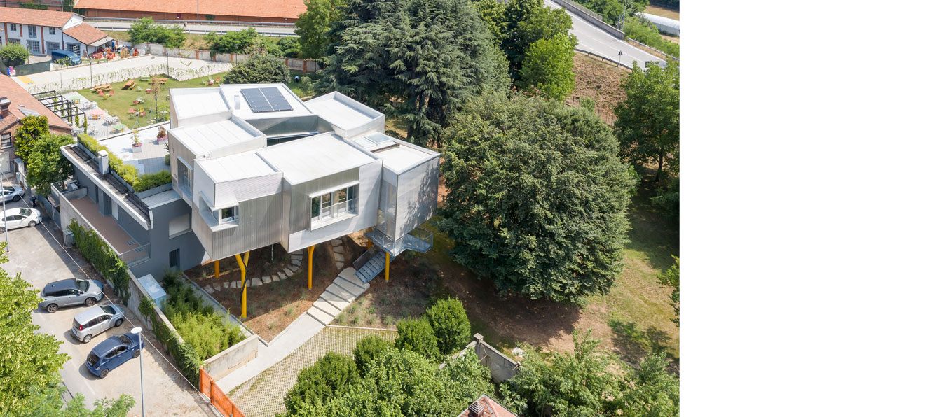 Cambiano - The hole with the house around
